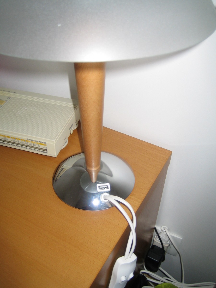 Une lampe de chevet chargeur de téléphone